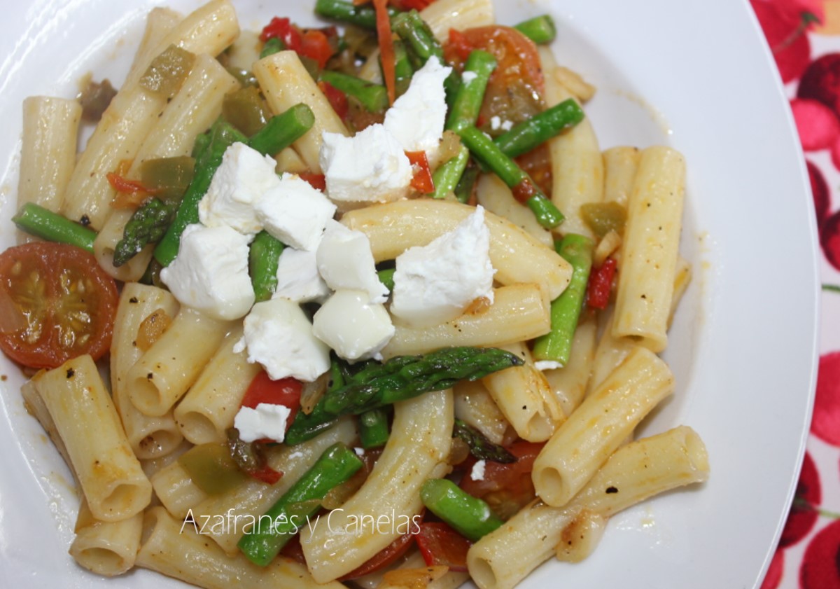 Rigatoni con ricotta y espárragos.