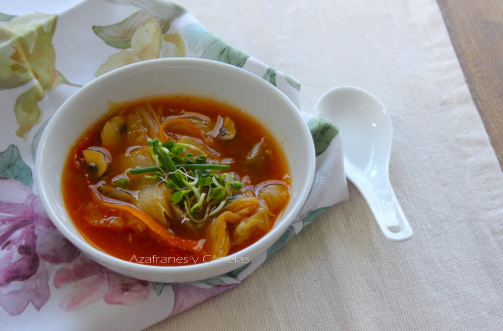 sopa de kimchi con brotes verdes