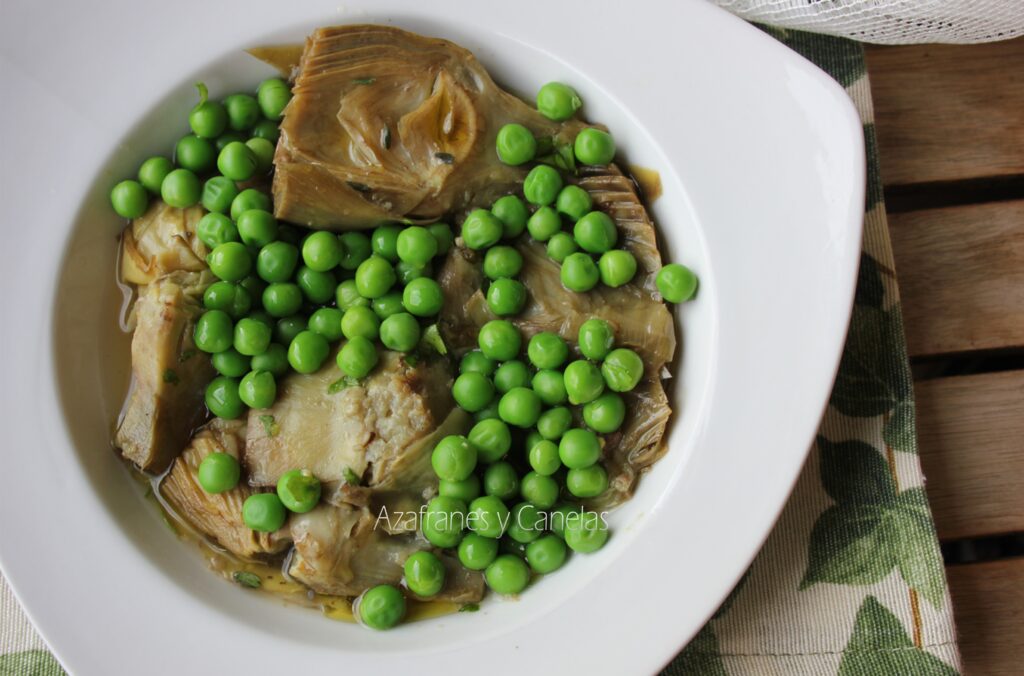 guiso de guisantes con alcachofas