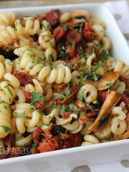 fusilli con chorizo y champis