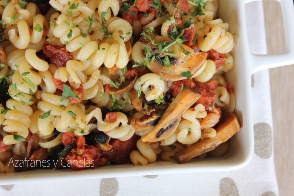 fusilli con chorizo y champiñones